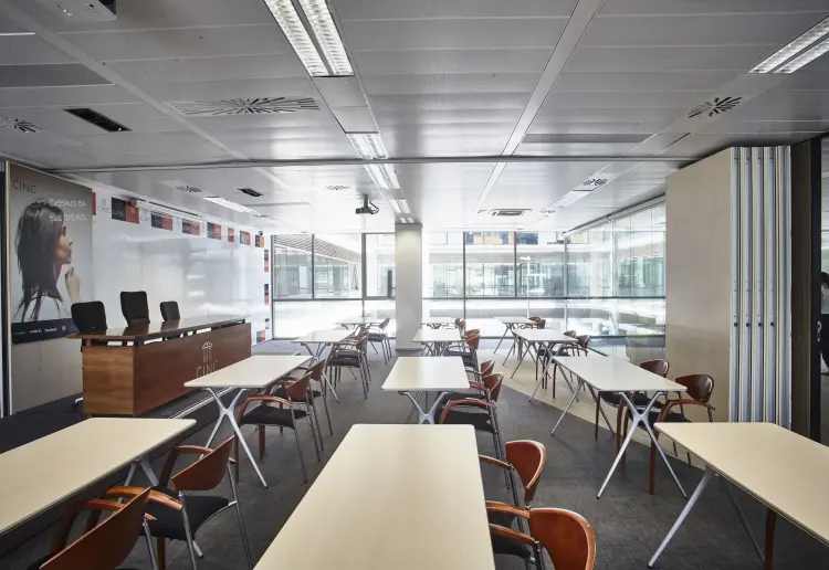 Sala de reuniones corporativa (90pax)