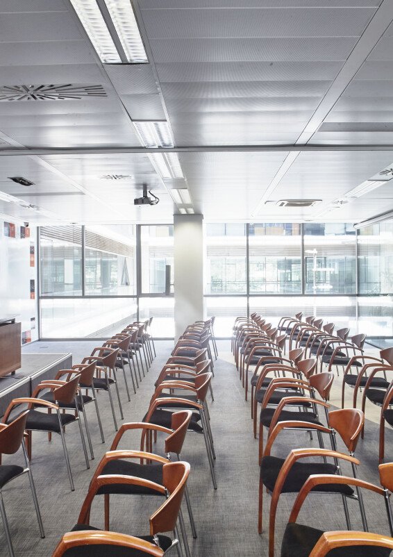 Sala de reuniones corporativa (90pax)