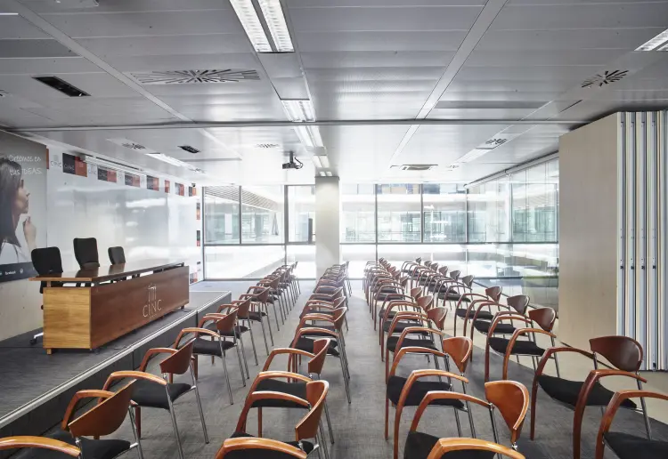 Sala de reuniones corporativa (90pax)
