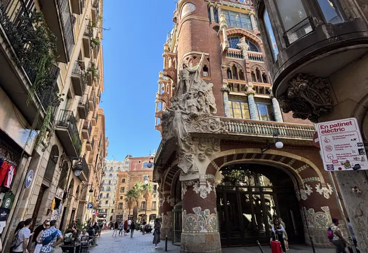 Your pop up space next to Palau de la Música