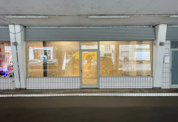 Kleiner Galerieraum mit großer Fensterfront mitten in Köln