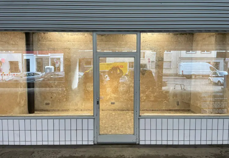 Kleiner Galerieraum mit großer Fensterfront mitten in Köln