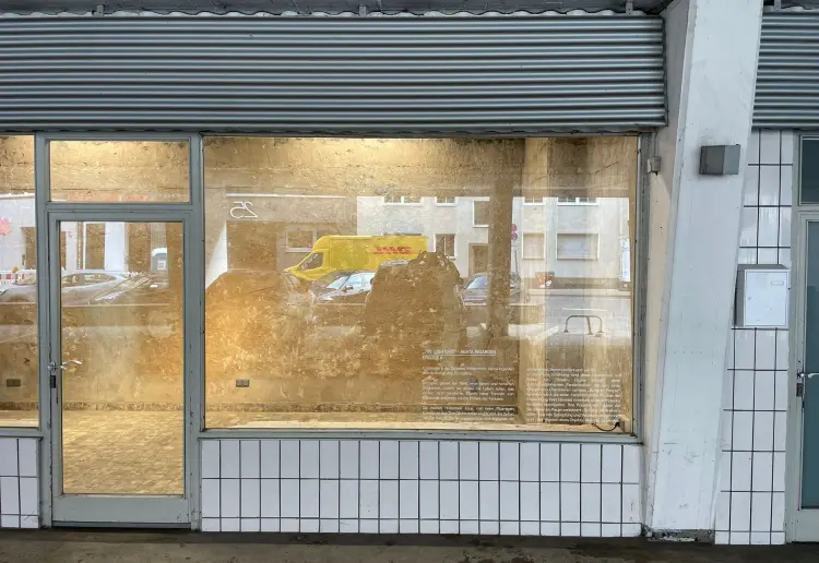 Kleiner Galerieraum mit großer Fensterfront mitten in Köln