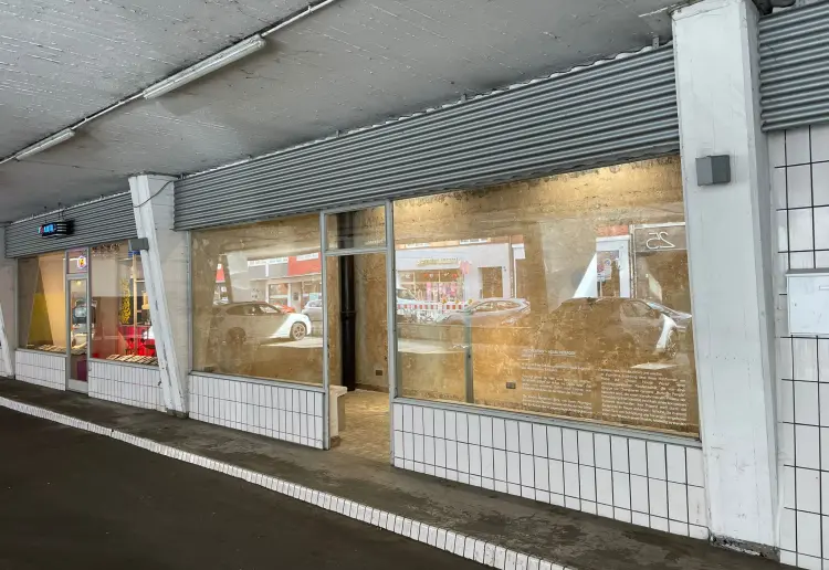 Kleiner Galerieraum mit großer Fensterfront mitten in Köln