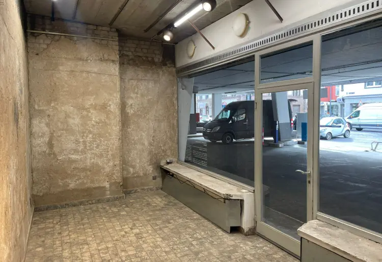 Kleiner Galerieraum mit großer Fensterfront mitten in Köln