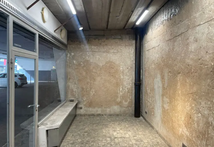 Kleiner Galerieraum mit großer Fensterfront mitten in Köln