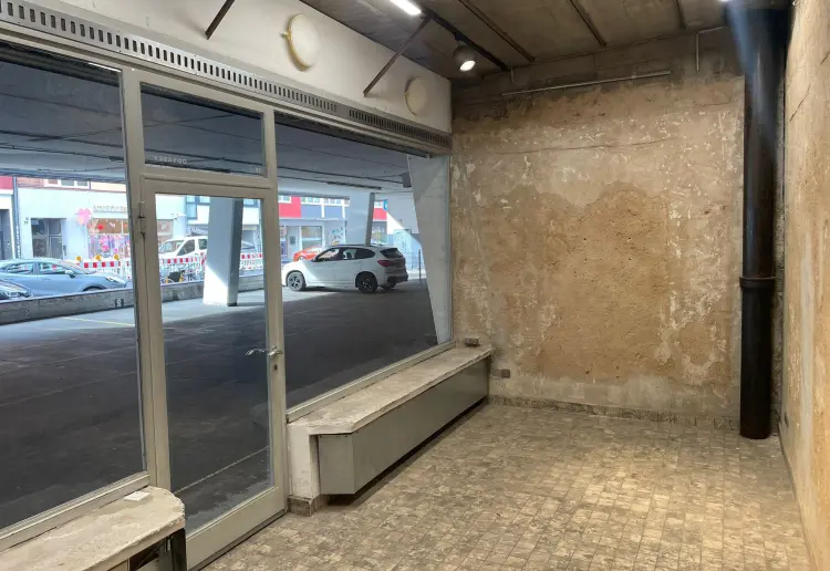 Kleiner Galerieraum mit großer Fensterfront mitten in Köln