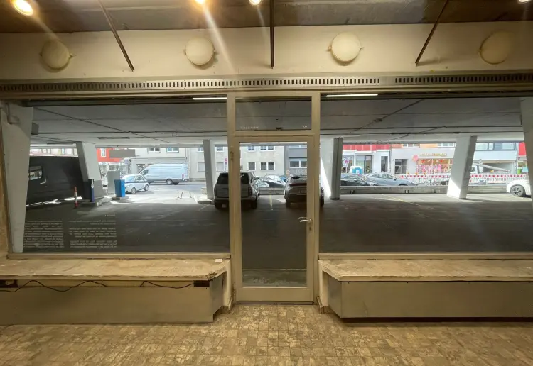Kleiner Galerieraum mit großer Fensterfront mitten in Köln