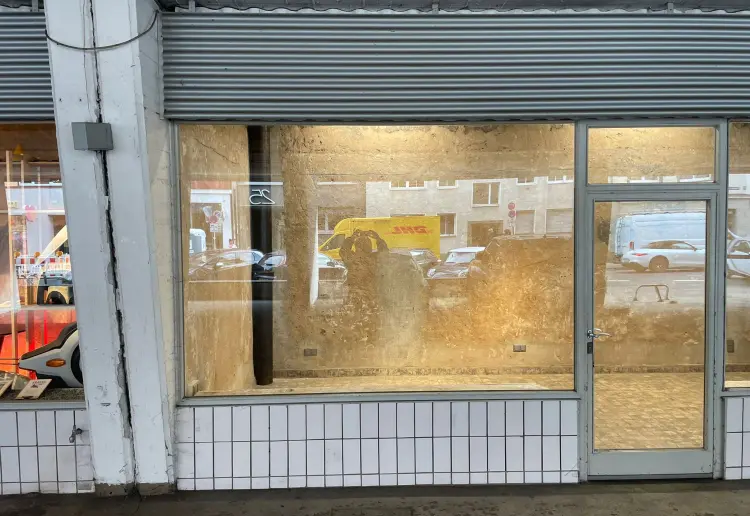 Kleiner Galerieraum mit großer Fensterfront mitten in Köln