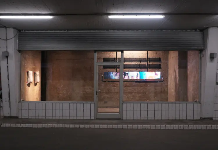 Kleiner Galerieraum mit großer Fensterfront mitten in Köln