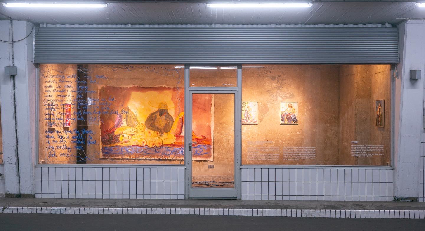 Kleiner Galerieraum mit großer Fensterfront mitten in Köln