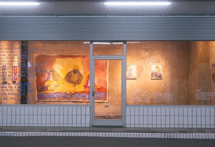 Kleiner Galerieraum mit großer Fensterfront mitten in Köln
