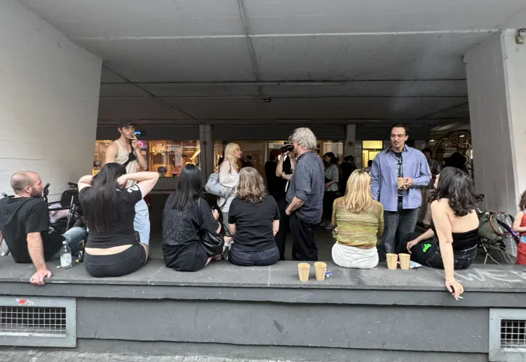 Kleiner Galerieraum mit großer Fensterfront mitten in Köln