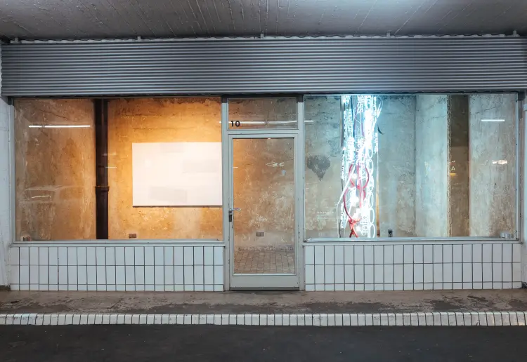 Kleiner Galerieraum mit großer Fensterfront mitten in Köln