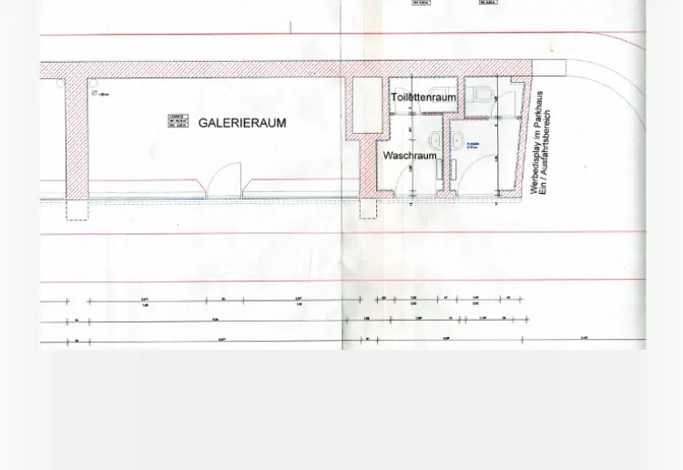 Kleiner Galerieraum mit großer Fensterfront mitten in Köln