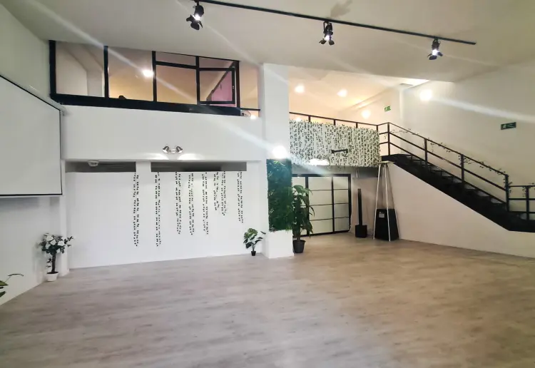 Nave de dos plantas en Embajadores