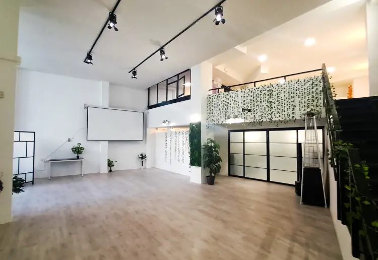 Nave de dos plantas en Embajadores
