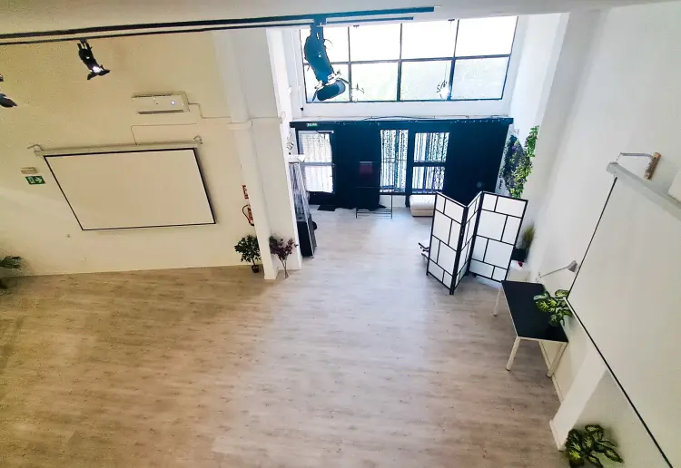 Nave de dos plantas en Embajadores