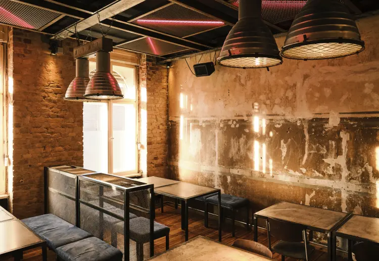 Vielseitige Eventlocation mit voll ausgestatteter Bar & Küche in Neukölln