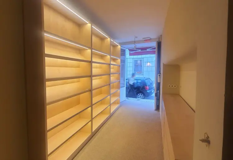 Brand New, beautifull small shop in R. Sao Bento