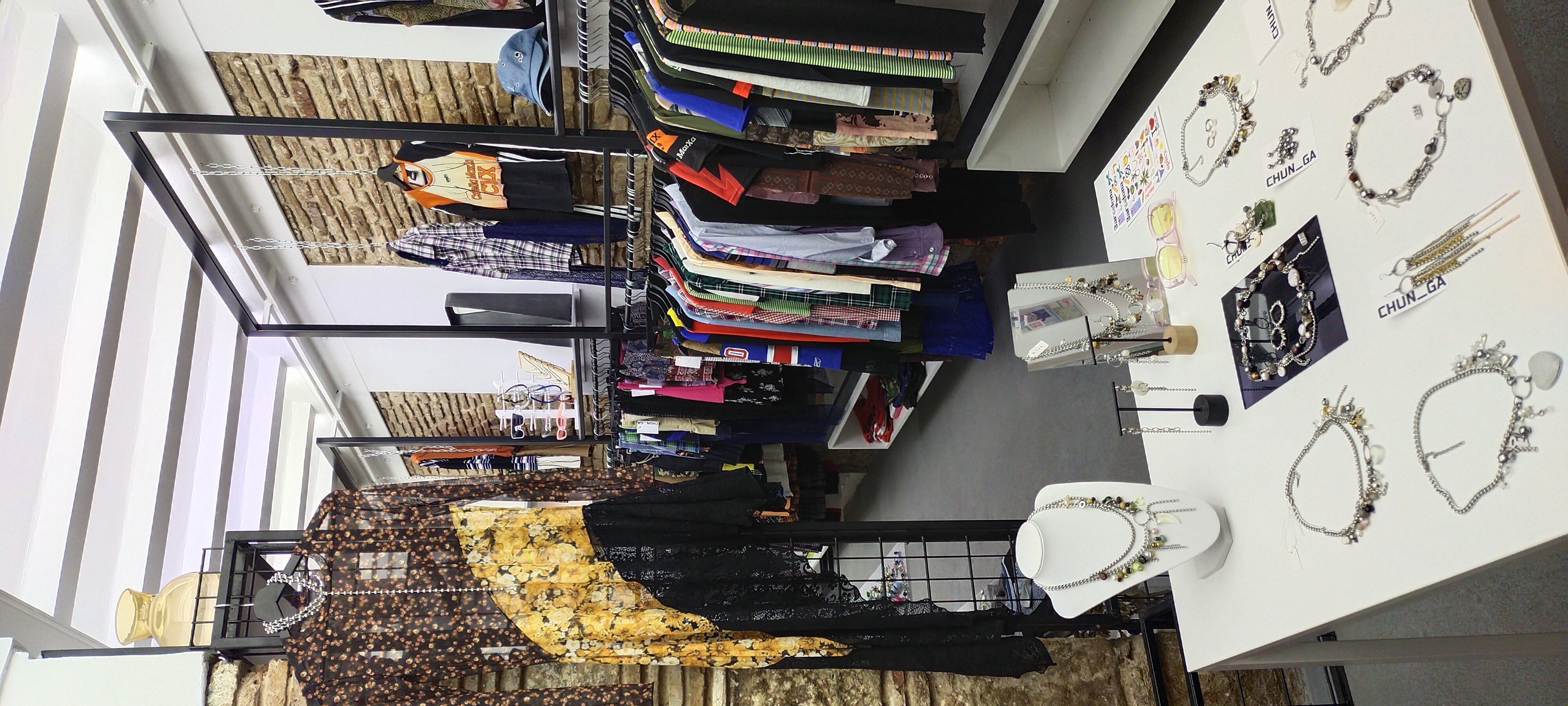 Tienda entera con percheros y estanterías