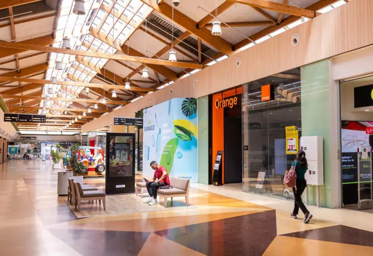 Espacio para Stand en área de descanso: Conecta con tus Clientes en Barnasud centro comercial