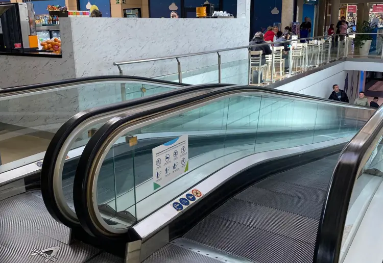 Publicidad de alto impacto en Barnasud Centro Comercial: escaleras, accesos y fachadas