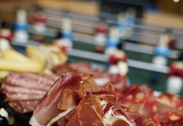 Un foodcourt hybride et engagé au cœur de la Cartoucherie !