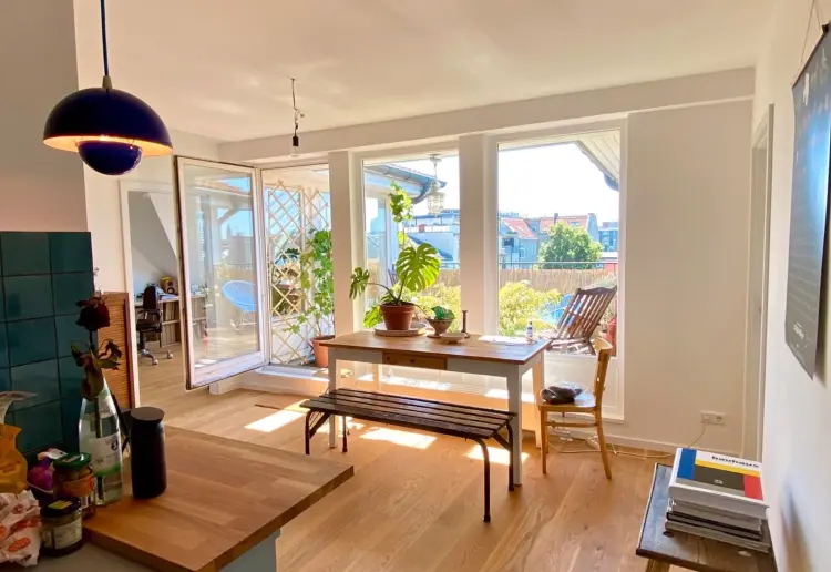 Traumhafte 3-Zimmer Dachgeschosswohnung mit Sonnenterrasse und Blick über Berlin & Spree
