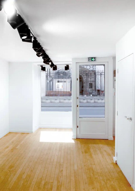 Una elegante fachada en un barrio vibrante