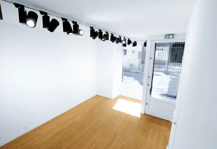 Eine elegante Schaufensterfläche in einem lebendigen Viertel