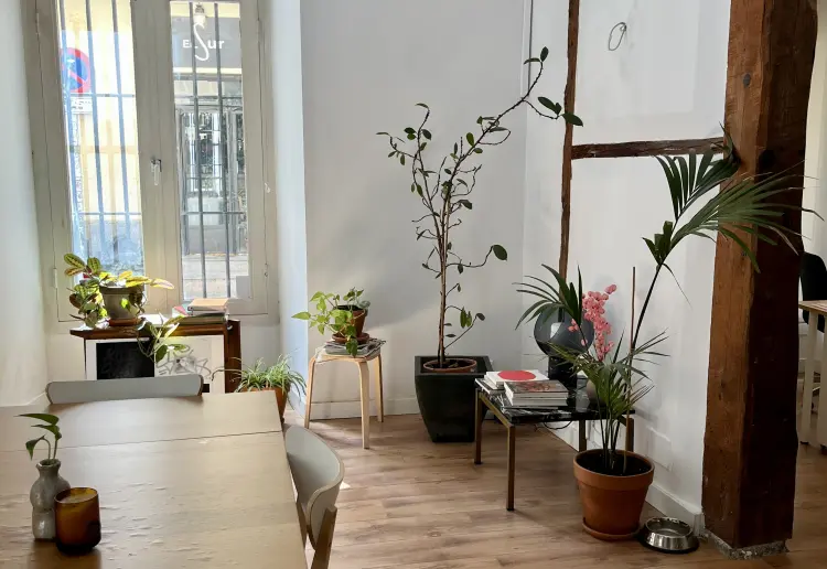 Espacio versátil con luz natural ideal para eventos y coworking