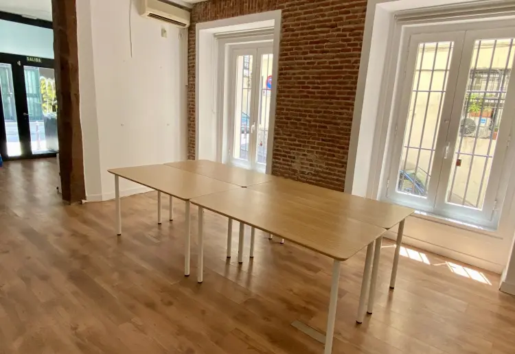 Espacio versátil con luz natural ideal para eventos y coworking