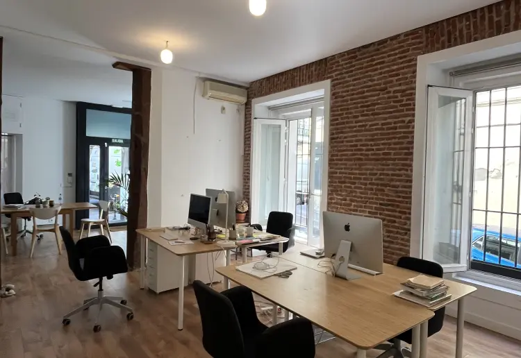 Espacio versátil con luz natural ideal para eventos y coworking