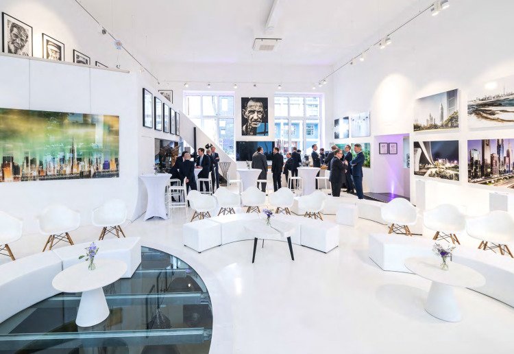 „Moderner Galerieraum im Herzen Frankfurts – Ihr Hotspot für Kunst, Kultur & Events!“