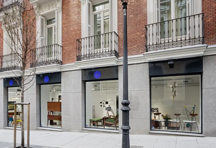 Showroom galería en esquina