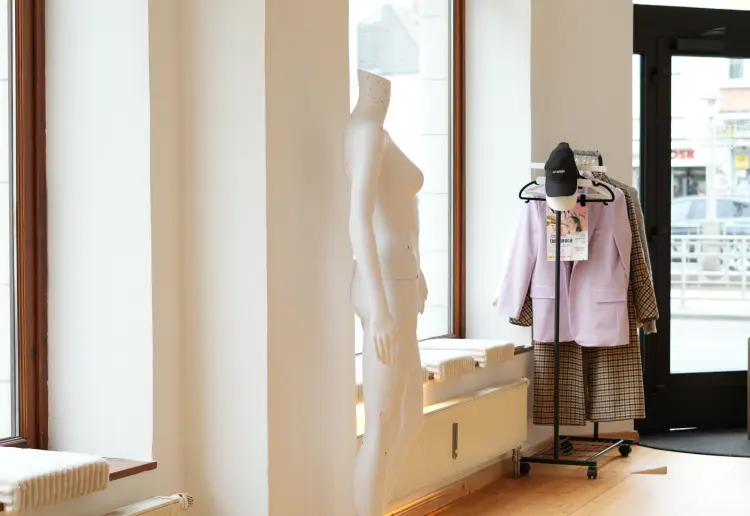 Bright location for exhibitions / pop-ups / workshops / client meetings and coaching sessions / cent