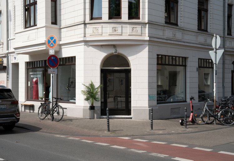 Lichtdurchflutetes Studio/ Galerie im modernen Altbau