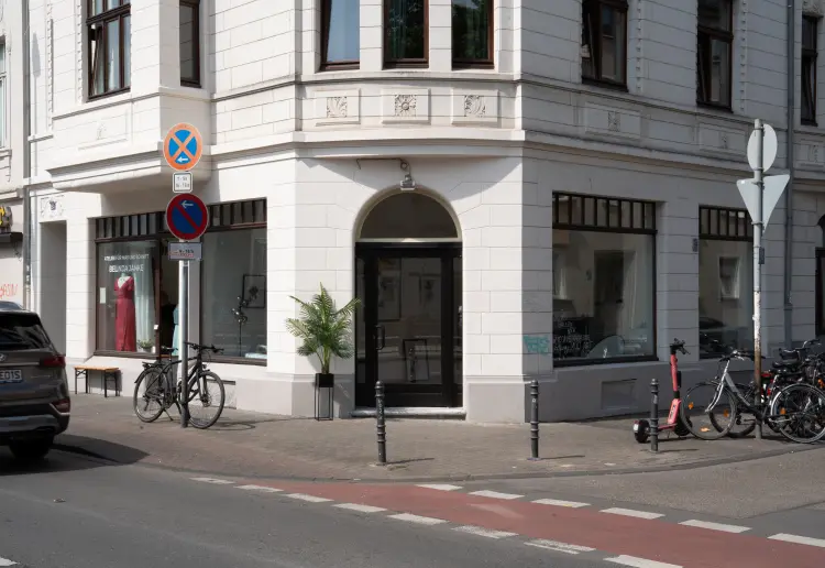 Bright location for exhibitions / pop-ups / workshops / client meetings and coaching sessions / cent