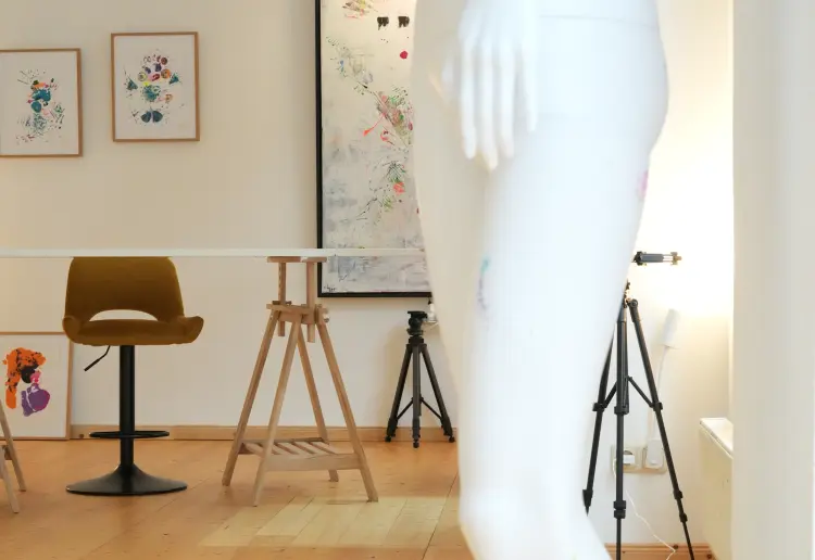 Bright location for exhibitions / pop-ups / workshops / client meetings and coaching sessions / cent