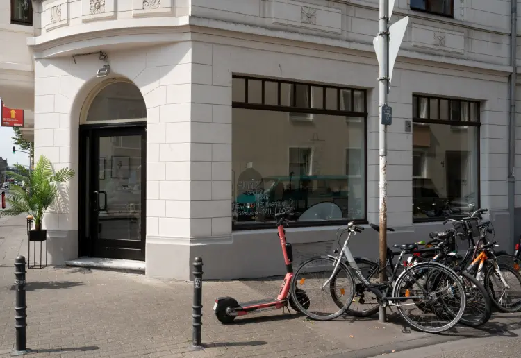 Bright location for exhibitions / pop-ups / workshops / client meetings and coaching sessions / cent