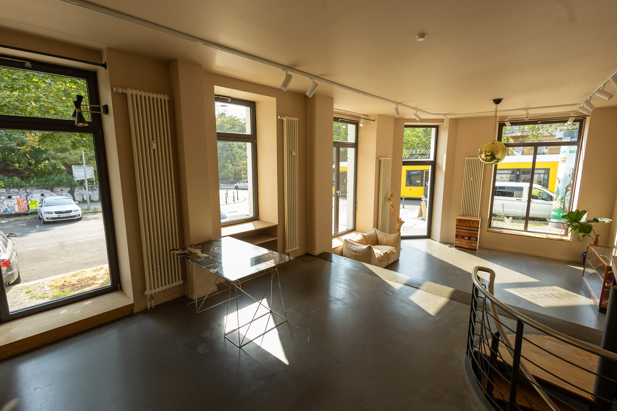 90 sqm Showroom – Kastanienallee / Weinbergspark