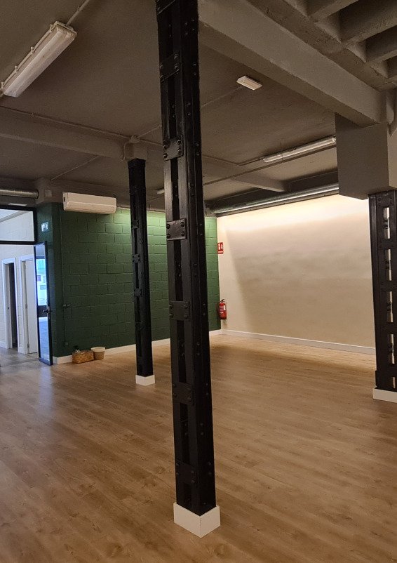 Sala amplia y diáfana, originalmente destinada a yoga