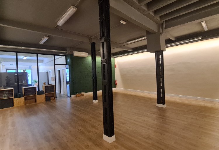 Sala amplia y diáfana, originalmente destinada a yoga
