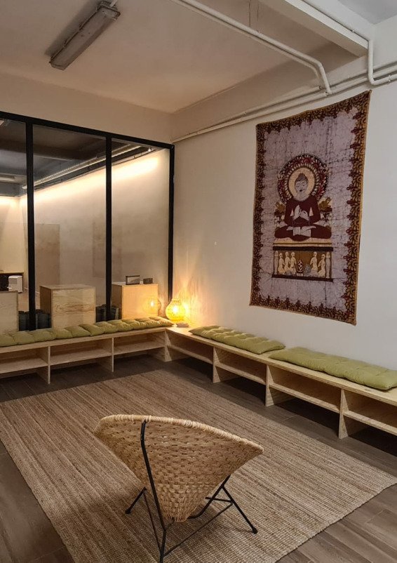 Sala amplia y diáfana, originalmente destinada a yoga