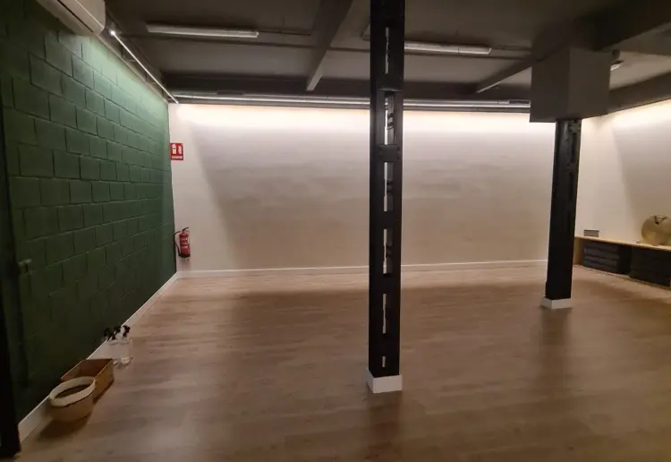 Sala amplia y diáfana, originalmente destinada a yoga