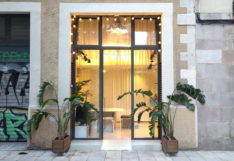 Showroom a nivel de calle con grandes ventanales y un ambiente vintage en el centro de Barcelona