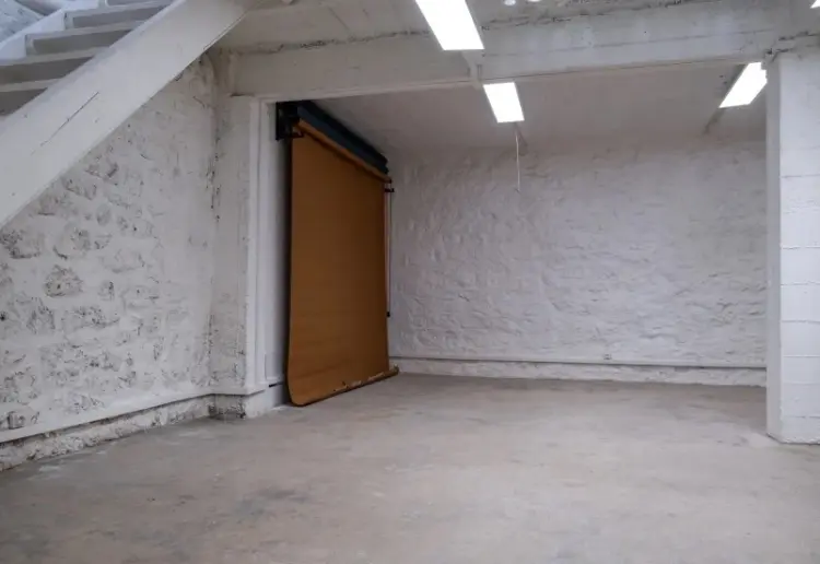 Loft Industriel Parisien pour Productions Créatives