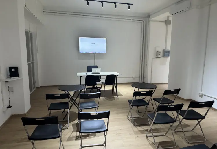 Spazio ampio per meeting, esposizioni, ufficio, sala riunioni, shooting fotografici