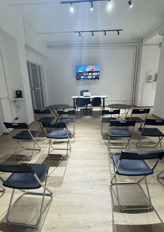 Spazio ampio per meeting, esposizioni, ufficio, sala riunioni, shooting fotografici